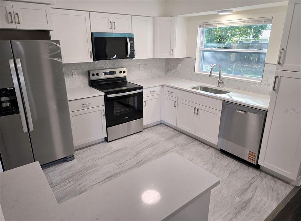 合同活跃: $374,900 (4 贝兹, 2 浴室, 1634 平方英尺)