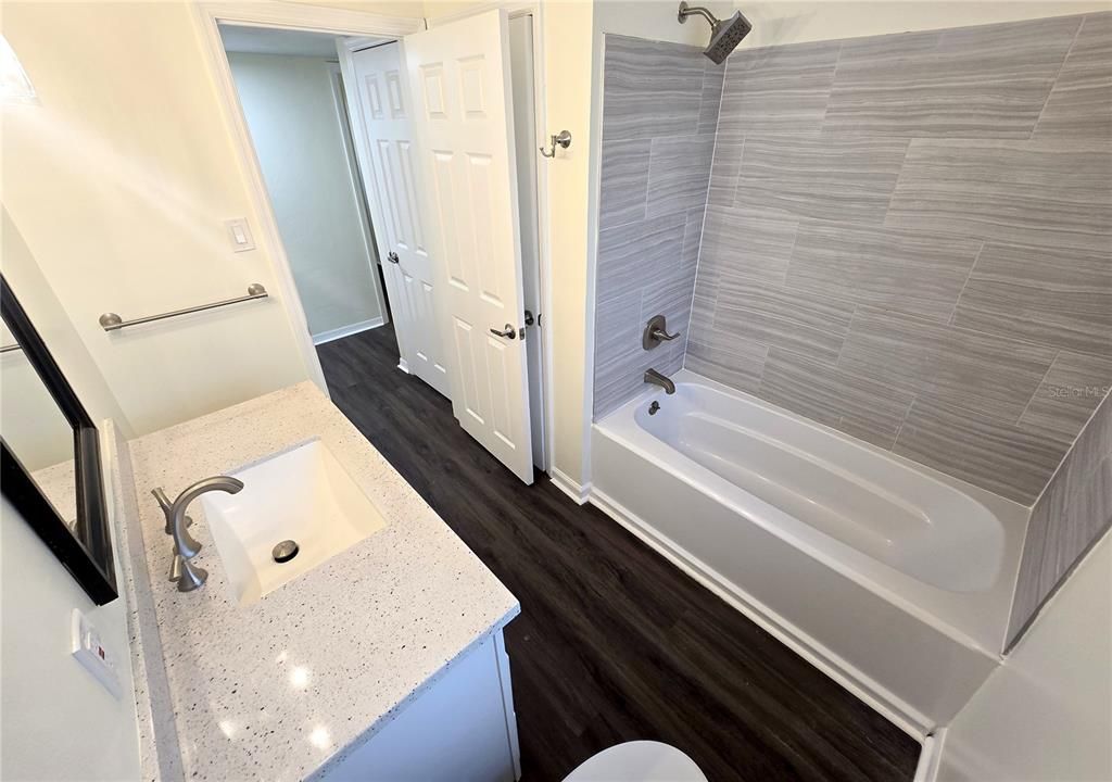 合同活跃: $374,900 (4 贝兹, 2 浴室, 1634 平方英尺)