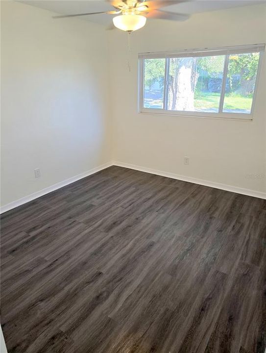 合同活跃: $374,900 (4 贝兹, 2 浴室, 1634 平方英尺)