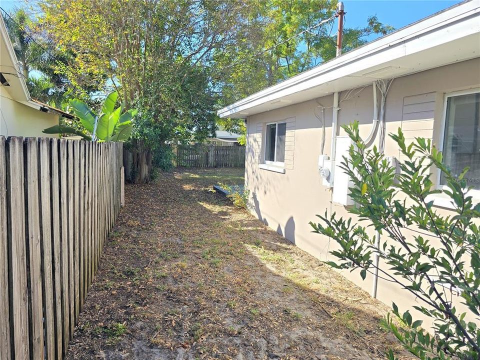 合同活跃: $374,900 (4 贝兹, 2 浴室, 1634 平方英尺)