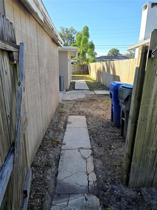 合同活跃: $374,900 (4 贝兹, 2 浴室, 1634 平方英尺)