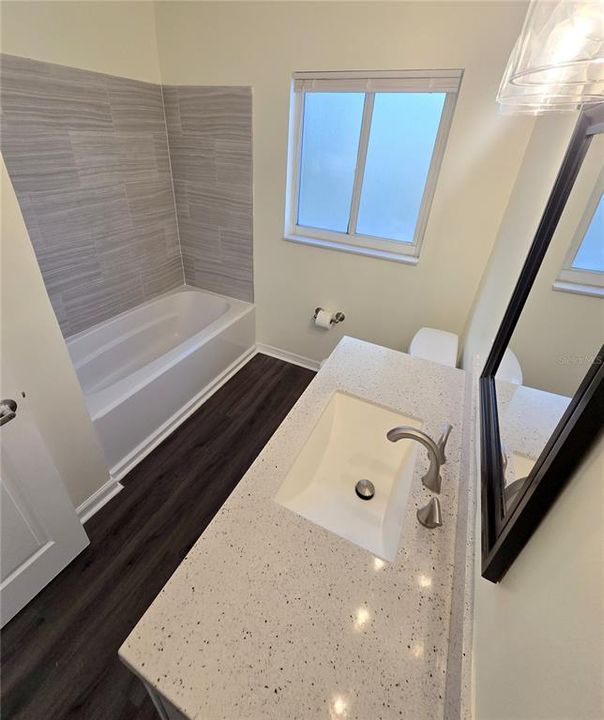 合同活跃: $374,900 (4 贝兹, 2 浴室, 1634 平方英尺)