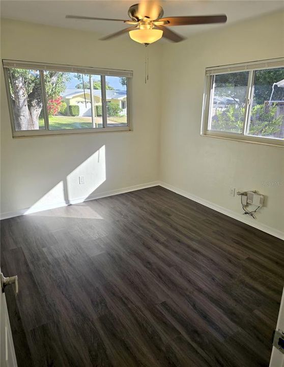 合同活跃: $374,900 (4 贝兹, 2 浴室, 1634 平方英尺)