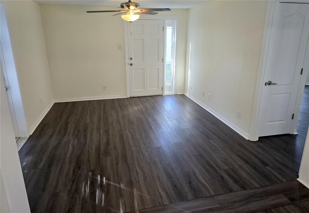 合同活跃: $374,900 (4 贝兹, 2 浴室, 1634 平方英尺)