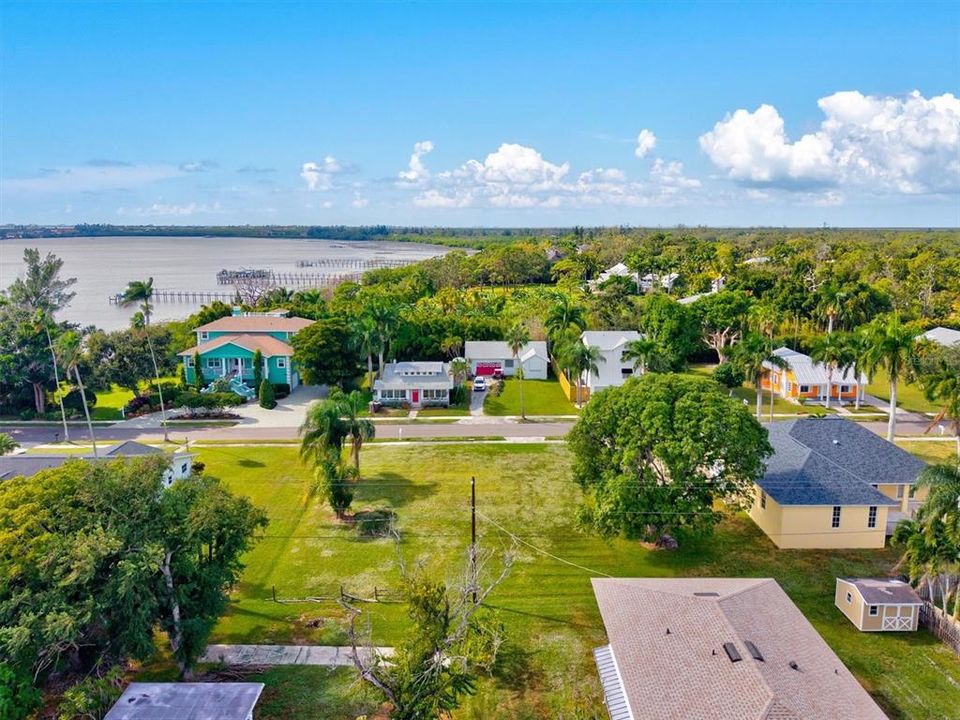 На продажу: $329,900 (0.25 acres)