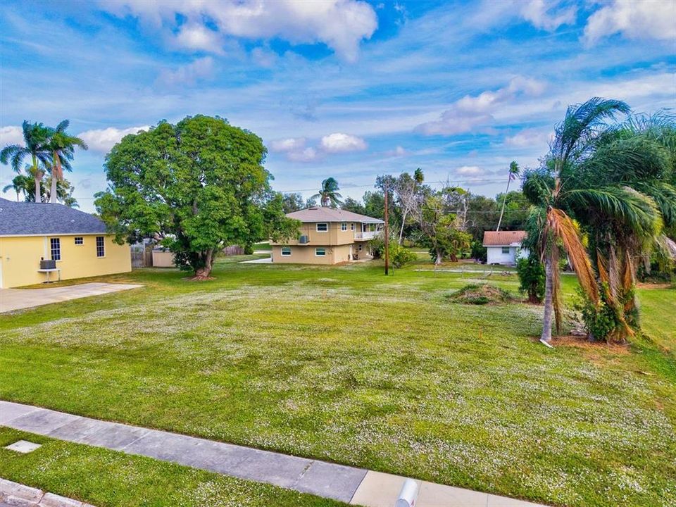 На продажу: $329,900 (0.25 acres)