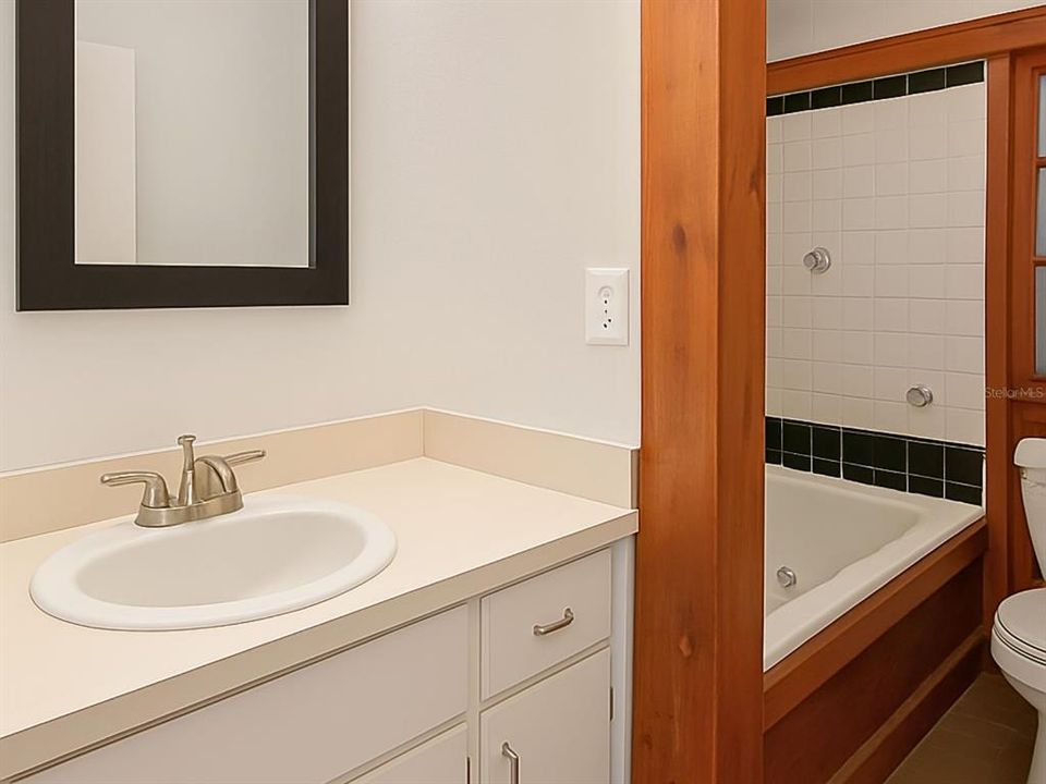 For Sale: $259,000 (2 beds, 1 baths, 952 Square Feet)