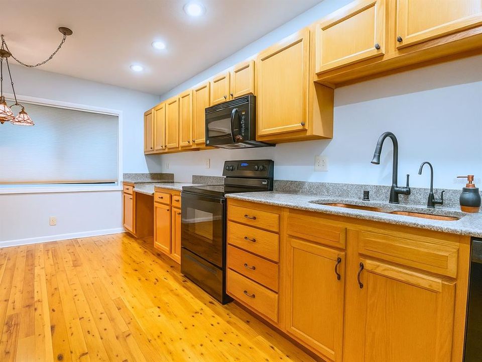 For Sale: $113,000 (1 beds, 1 baths, 877 Square Feet)