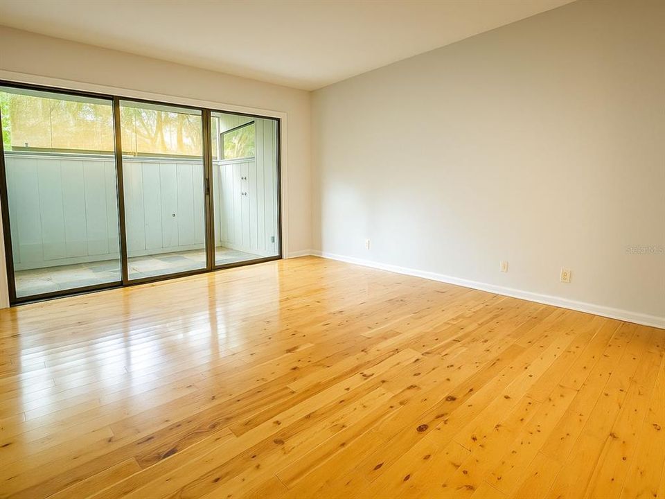 For Sale: $113,000 (1 beds, 1 baths, 877 Square Feet)