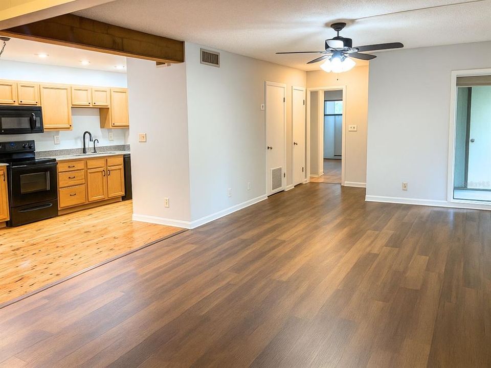 For Sale: $113,000 (1 beds, 1 baths, 877 Square Feet)
