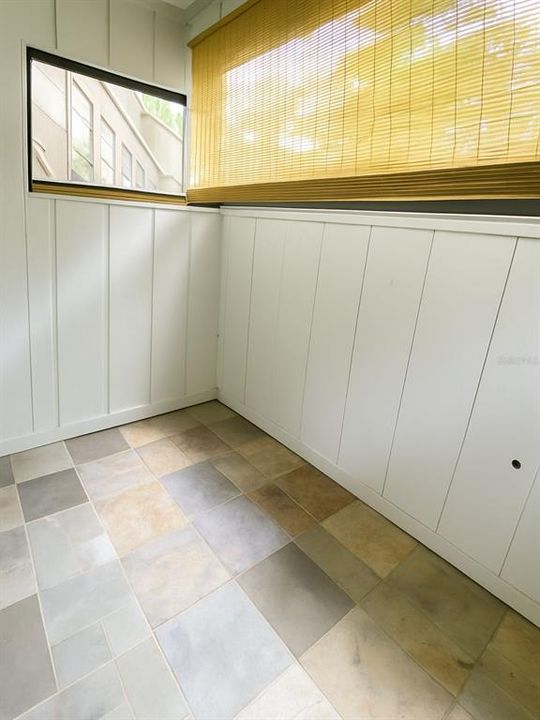 For Sale: $113,000 (1 beds, 1 baths, 877 Square Feet)