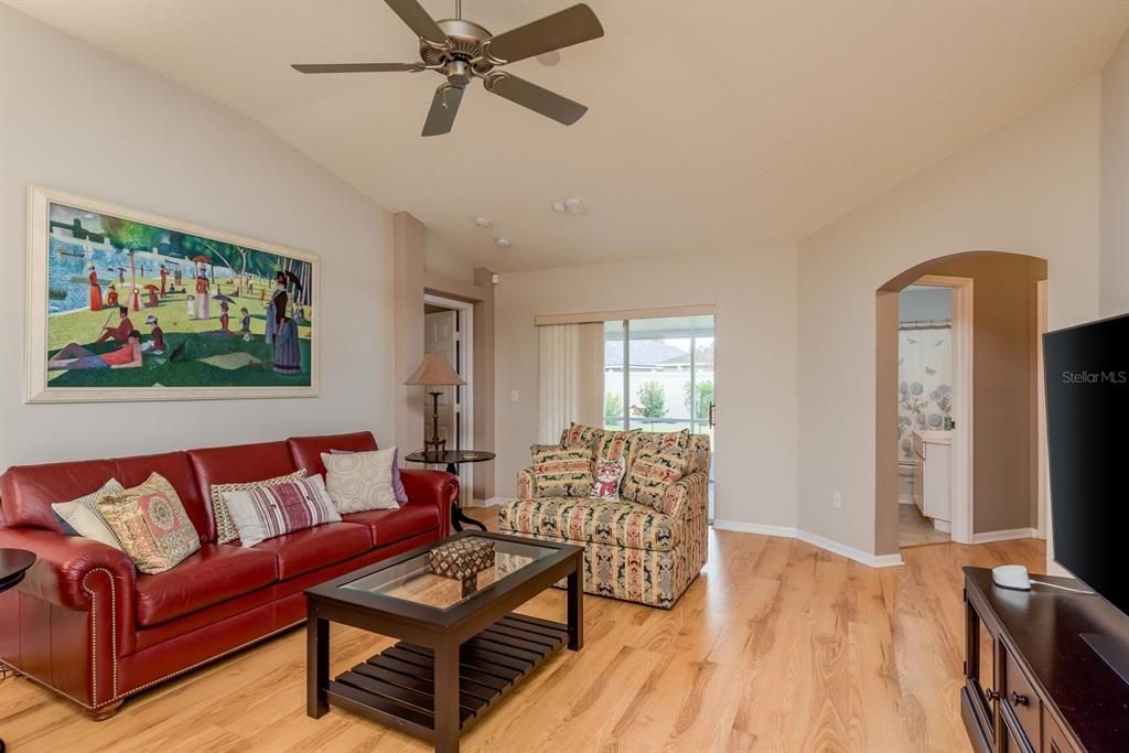 На продажу: $489,500 (4 спален, 2 ванн, 1745 Квадратных фут)