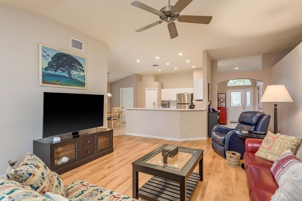 На продажу: $489,500 (4 спален, 2 ванн, 1745 Квадратных фут)