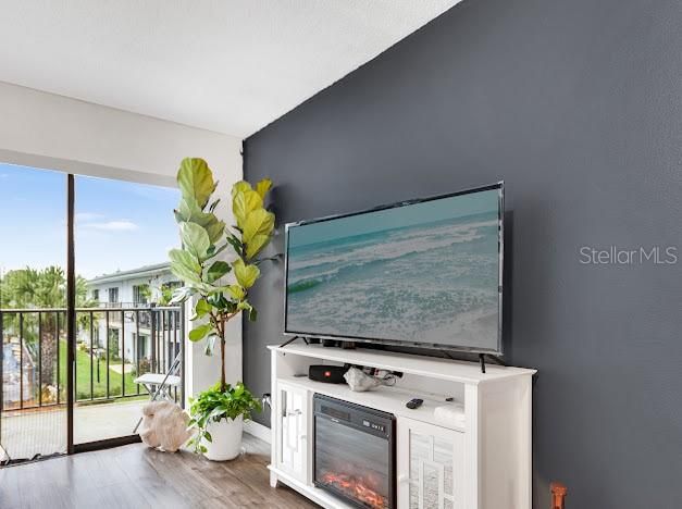 For Sale: $124,900 (2 beds, 2 baths, 910 Square Feet)