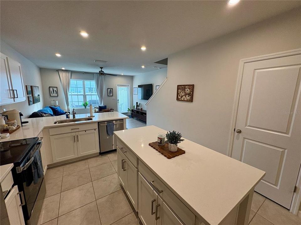 В аренду: $2,400 (3 спален, 2 ванн, 1431 Квадратных фут)