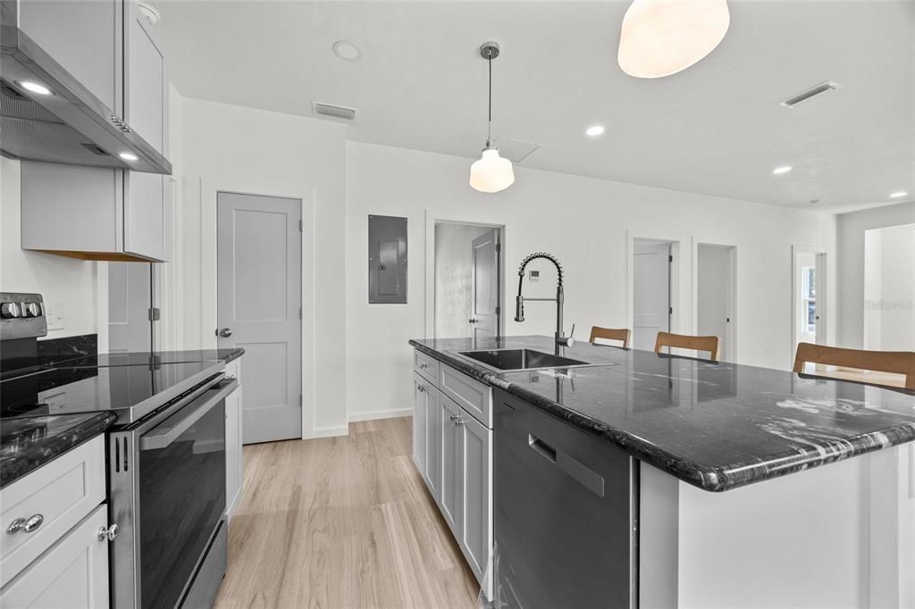 На продажу: $239,000 (3 спален, 2 ванн, 1103 Квадратных фут)