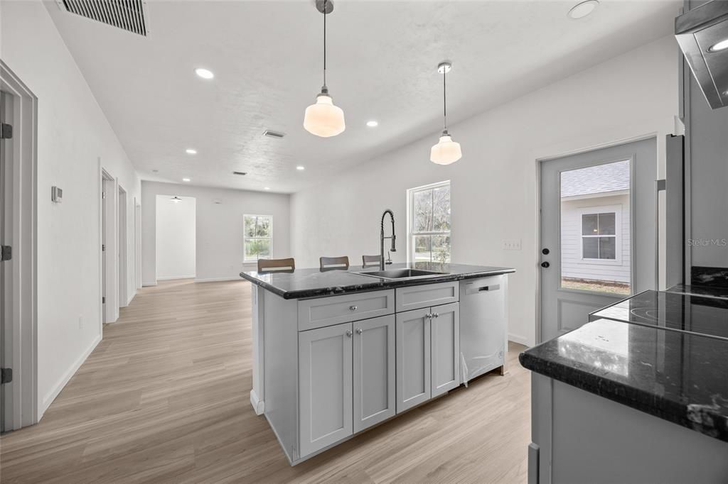 На продажу: $239,000 (3 спален, 2 ванн, 1103 Квадратных фут)