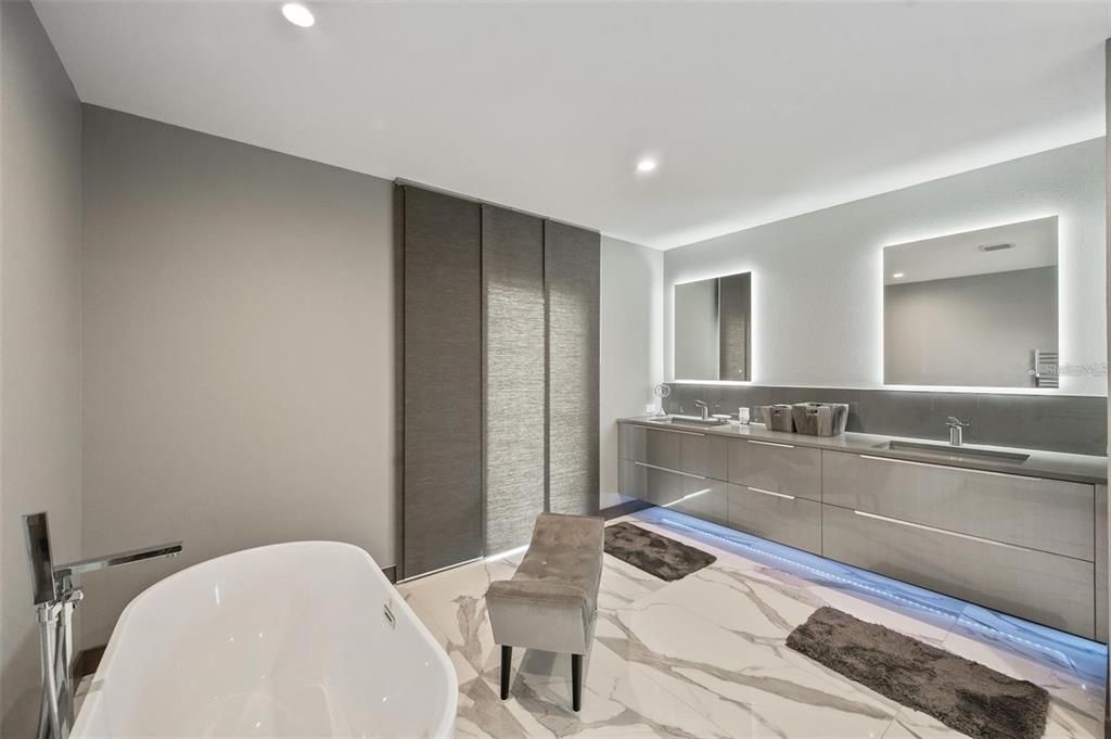 待售: $4,800,000 (6 贝兹, 4 浴室, 3926 平方英尺)