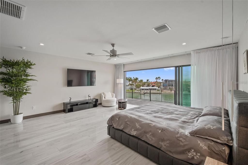 待售: $4,800,000 (6 贝兹, 4 浴室, 3926 平方英尺)