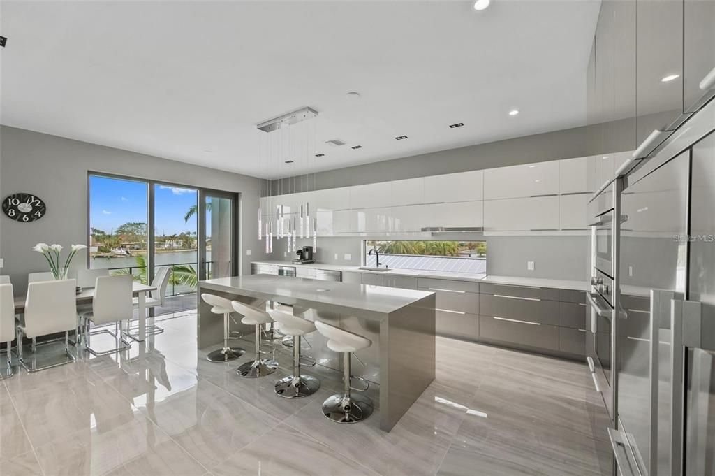 待售: $4,800,000 (6 贝兹, 4 浴室, 3926 平方英尺)