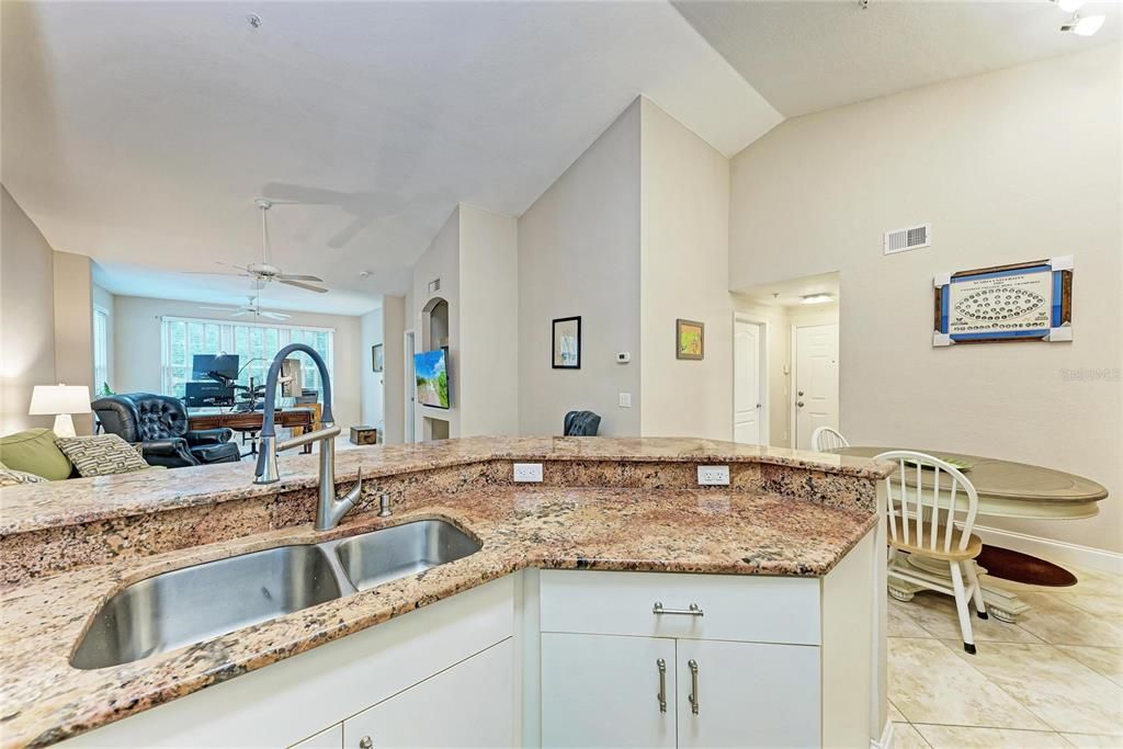 待售: $231,900 (1 贝兹, 1 浴室, 949 平方英尺)