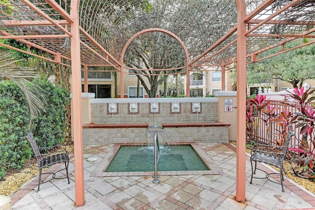 待售: $231,900 (1 贝兹, 1 浴室, 949 平方英尺)