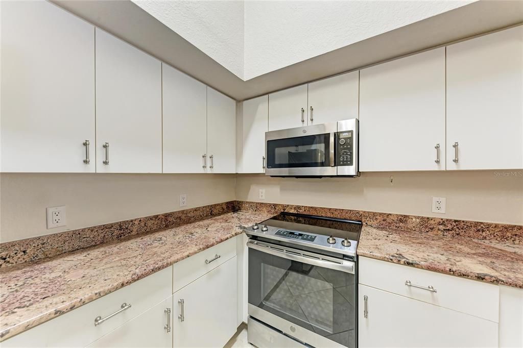 待售: $231,900 (1 贝兹, 1 浴室, 949 平方英尺)