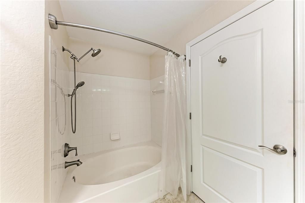 待售: $231,900 (1 贝兹, 1 浴室, 949 平方英尺)