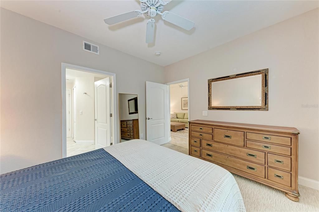 待售: $231,900 (1 贝兹, 1 浴室, 949 平方英尺)