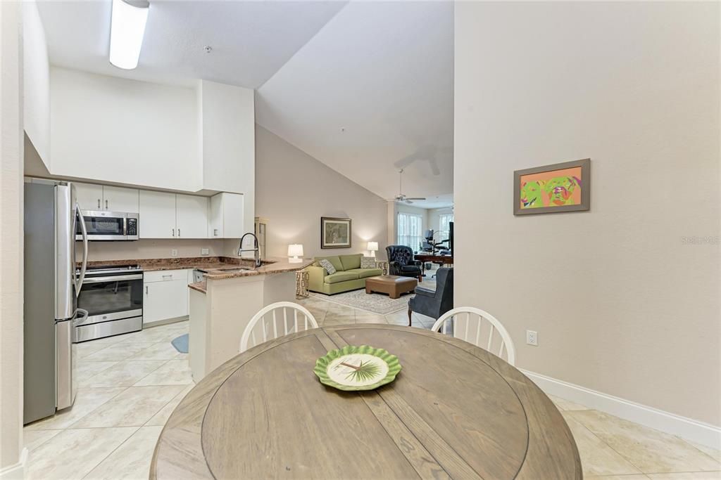 待售: $231,900 (1 贝兹, 1 浴室, 949 平方英尺)