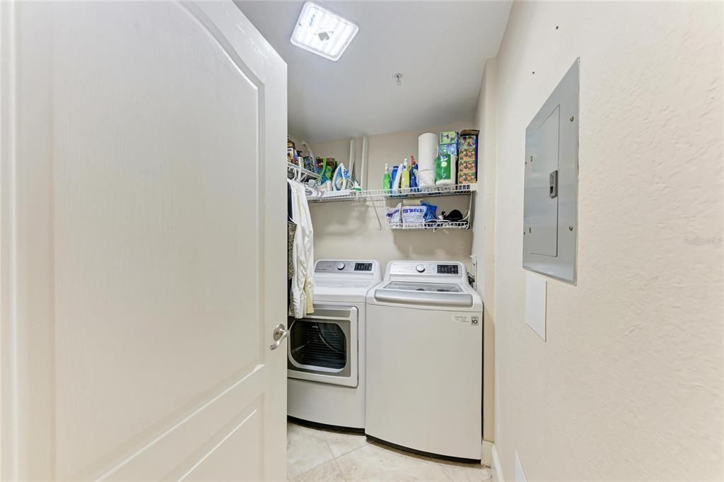 待售: $231,900 (1 贝兹, 1 浴室, 949 平方英尺)