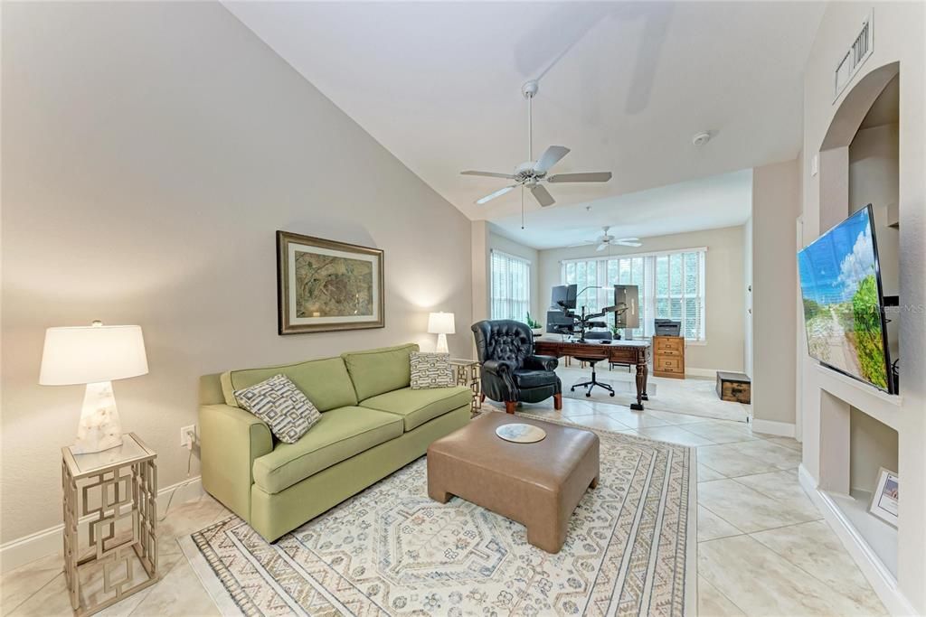 待售: $231,900 (1 贝兹, 1 浴室, 949 平方英尺)