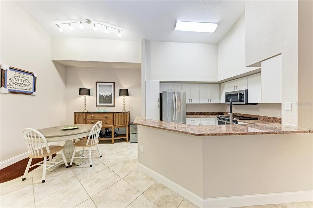 待售: $231,900 (1 贝兹, 1 浴室, 949 平方英尺)