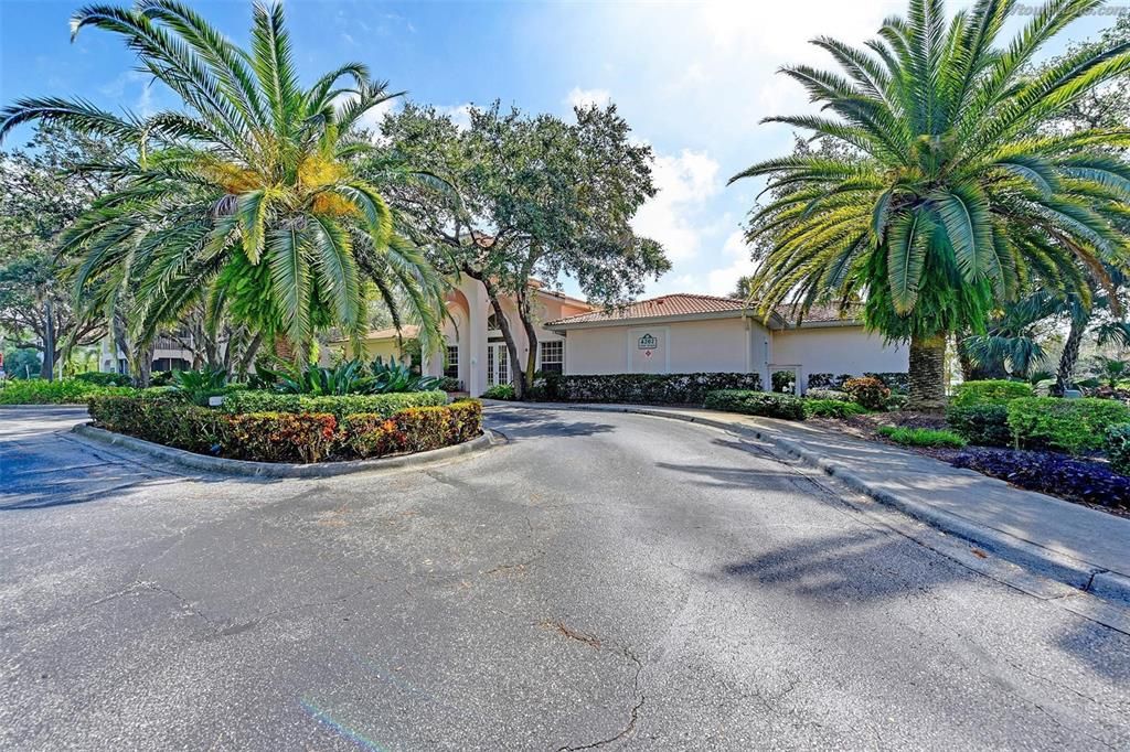 待售: $231,900 (1 贝兹, 1 浴室, 949 平方英尺)