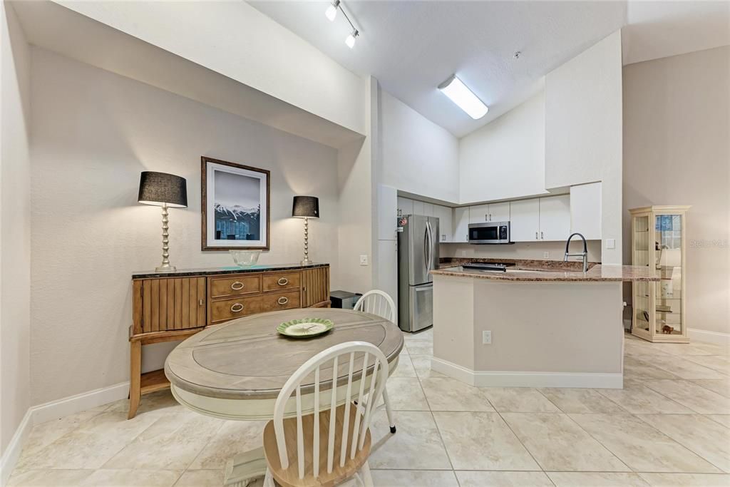 待售: $231,900 (1 贝兹, 1 浴室, 949 平方英尺)