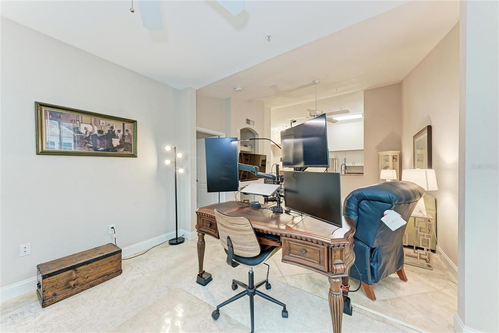 待售: $231,900 (1 贝兹, 1 浴室, 949 平方英尺)