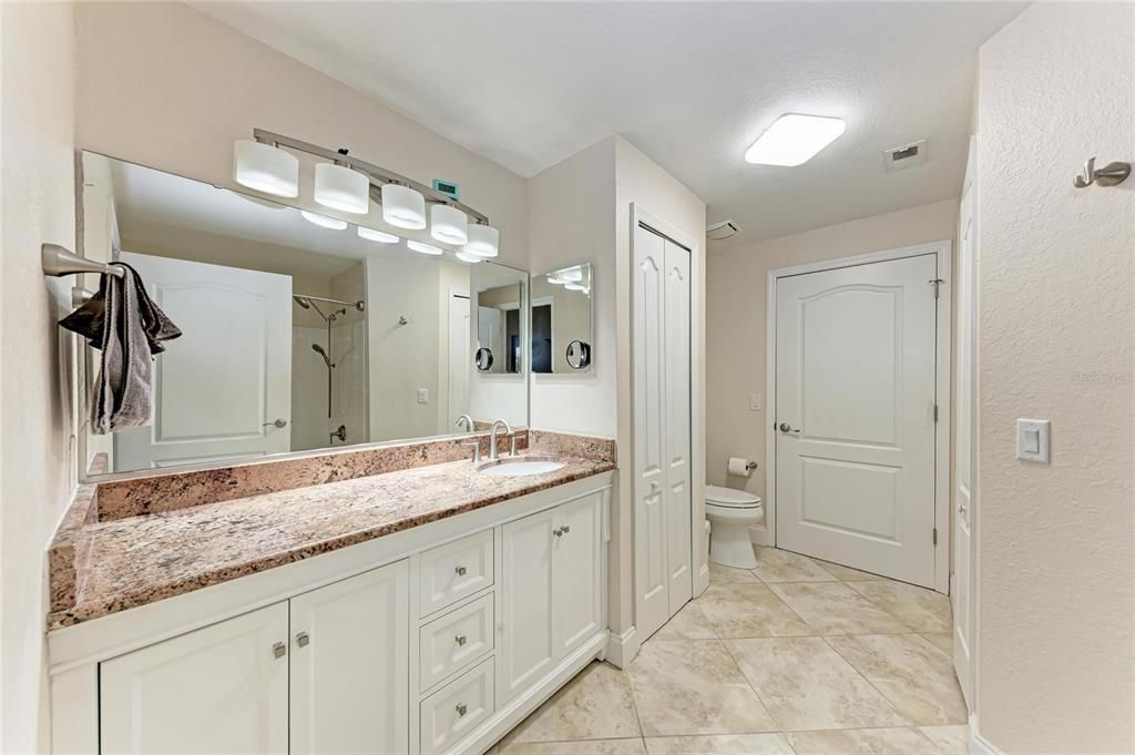 待售: $231,900 (1 贝兹, 1 浴室, 949 平方英尺)