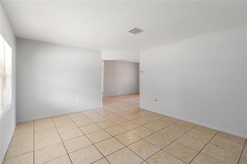 合同活跃: $290,000 (4 贝兹, 2 浴室, 1777 平方英尺)