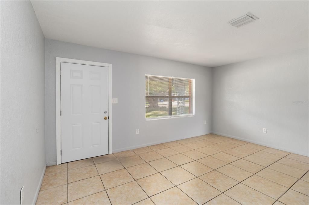 合同活跃: $290,000 (4 贝兹, 2 浴室, 1777 平方英尺)