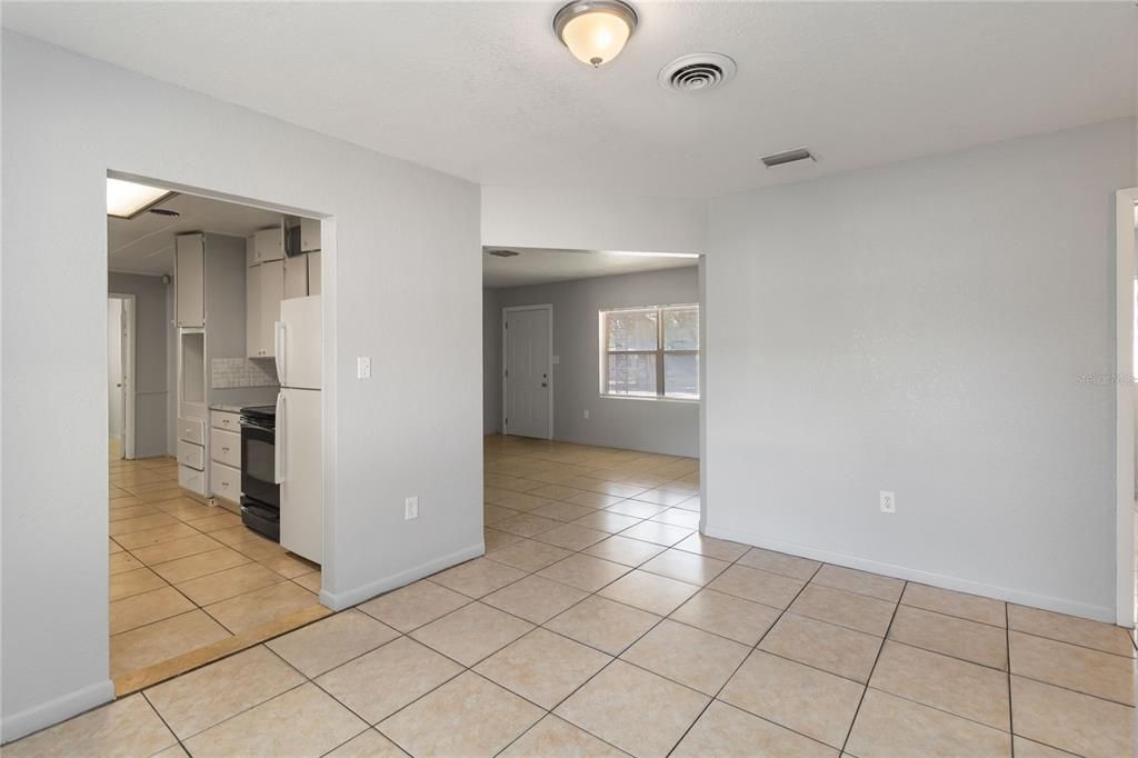 合同活跃: $290,000 (4 贝兹, 2 浴室, 1777 平方英尺)