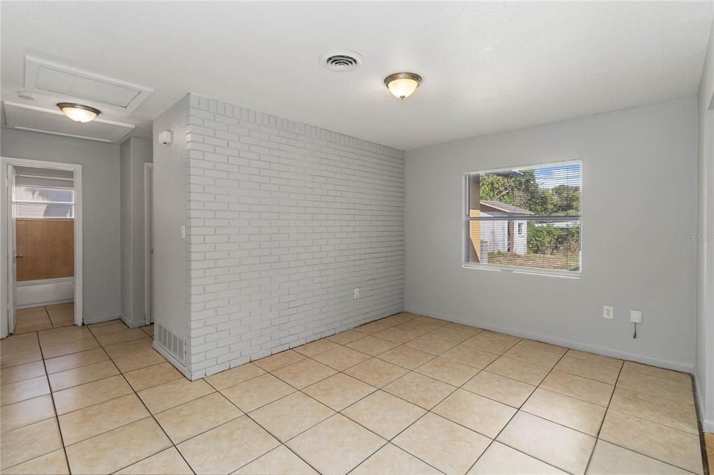 合同活跃: $290,000 (4 贝兹, 2 浴室, 1777 平方英尺)