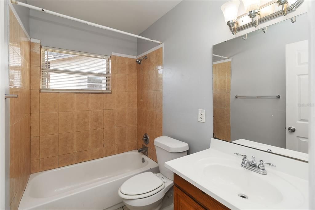 合同活跃: $290,000 (4 贝兹, 2 浴室, 1777 平方英尺)