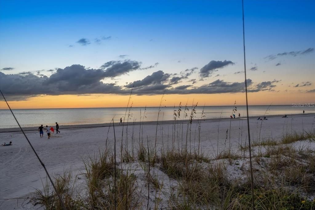 出租: $6,500 (5 贝兹, 4 浴室, 3400 平方英尺)