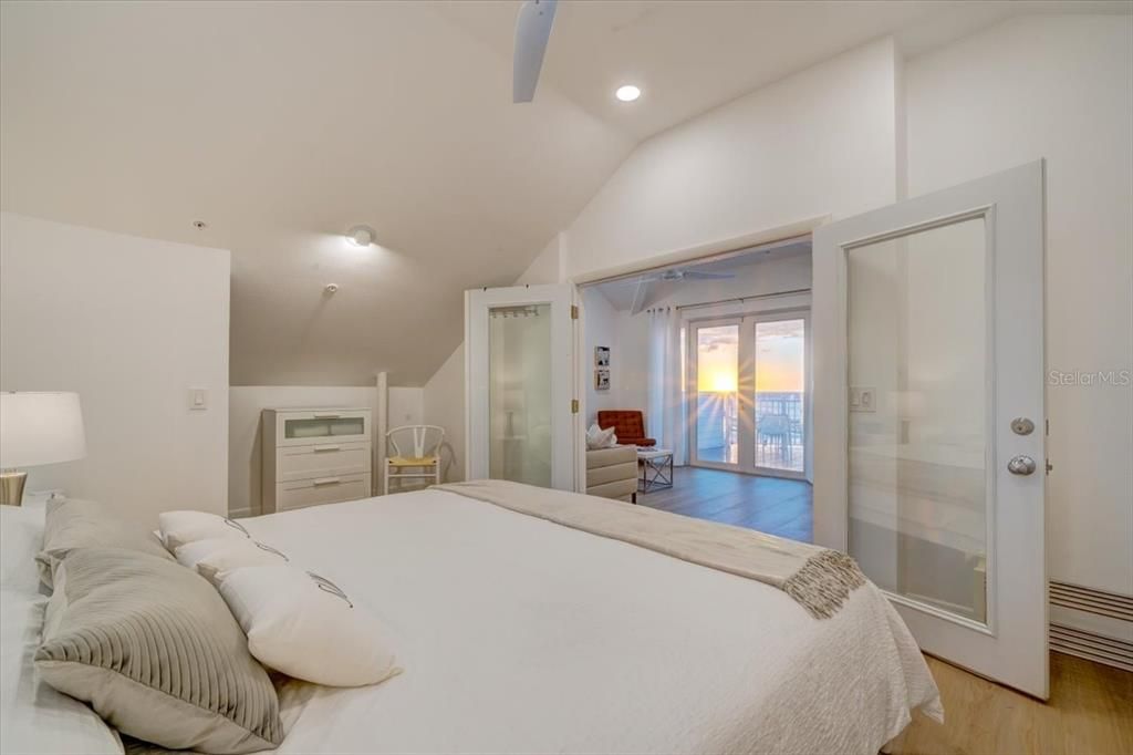 出租: $6,500 (5 贝兹, 4 浴室, 3400 平方英尺)