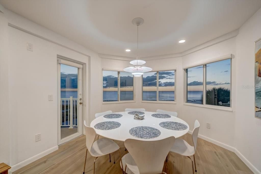 出租: $6,500 (5 贝兹, 4 浴室, 3400 平方英尺)