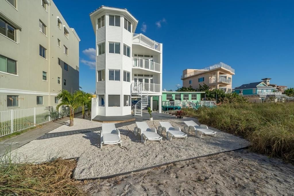 出租: $6,500 (5 贝兹, 4 浴室, 3400 平方英尺)