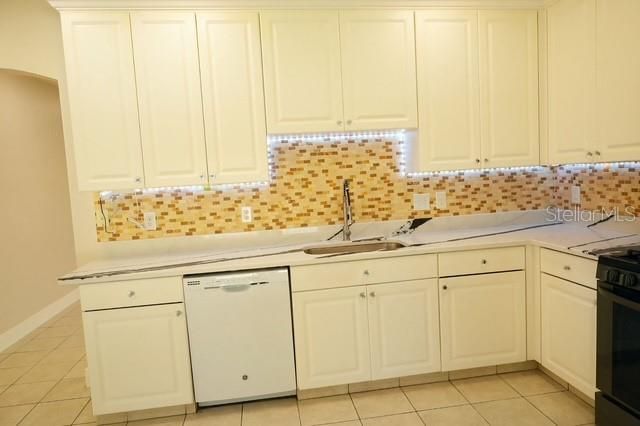 En Venta: $550,000 (4 camas, 2 baños, 2164 Pies cuadrados)