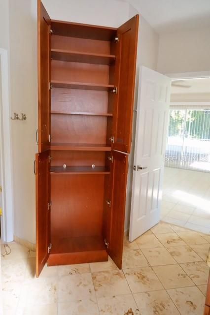 En Venta: $550,000 (4 camas, 2 baños, 2164 Pies cuadrados)