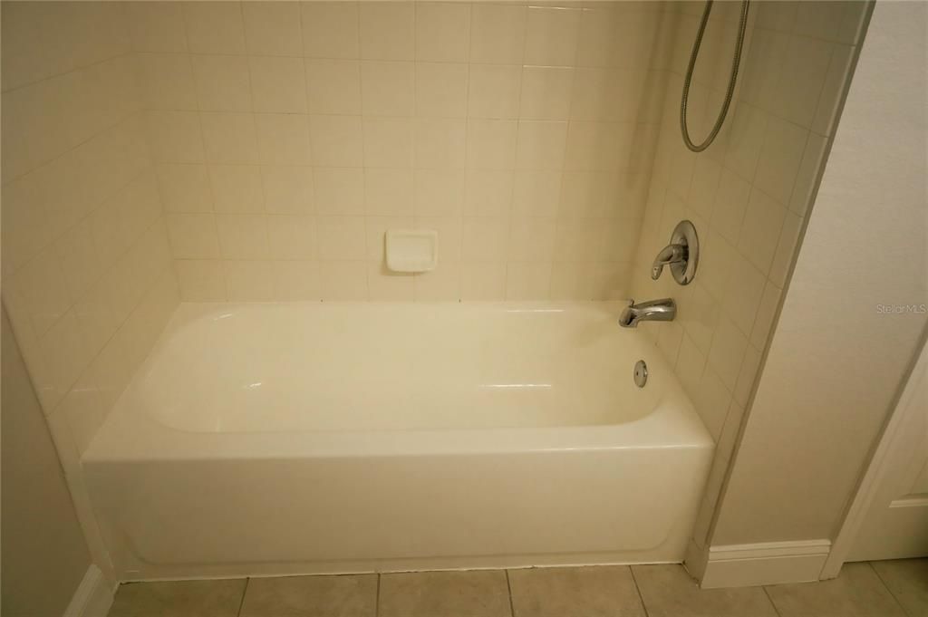 En Venta: $550,000 (4 camas, 2 baños, 2164 Pies cuadrados)