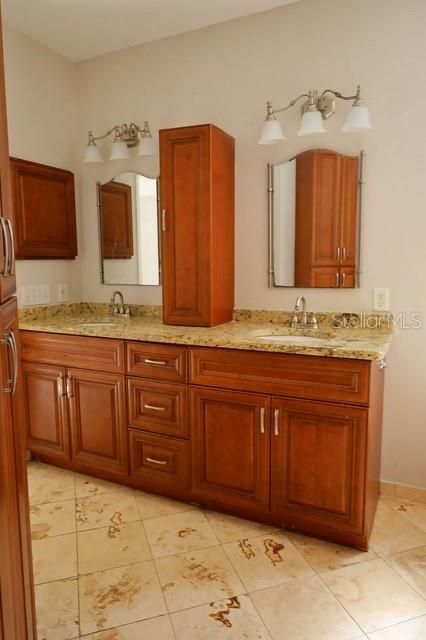 En Venta: $550,000 (4 camas, 2 baños, 2164 Pies cuadrados)